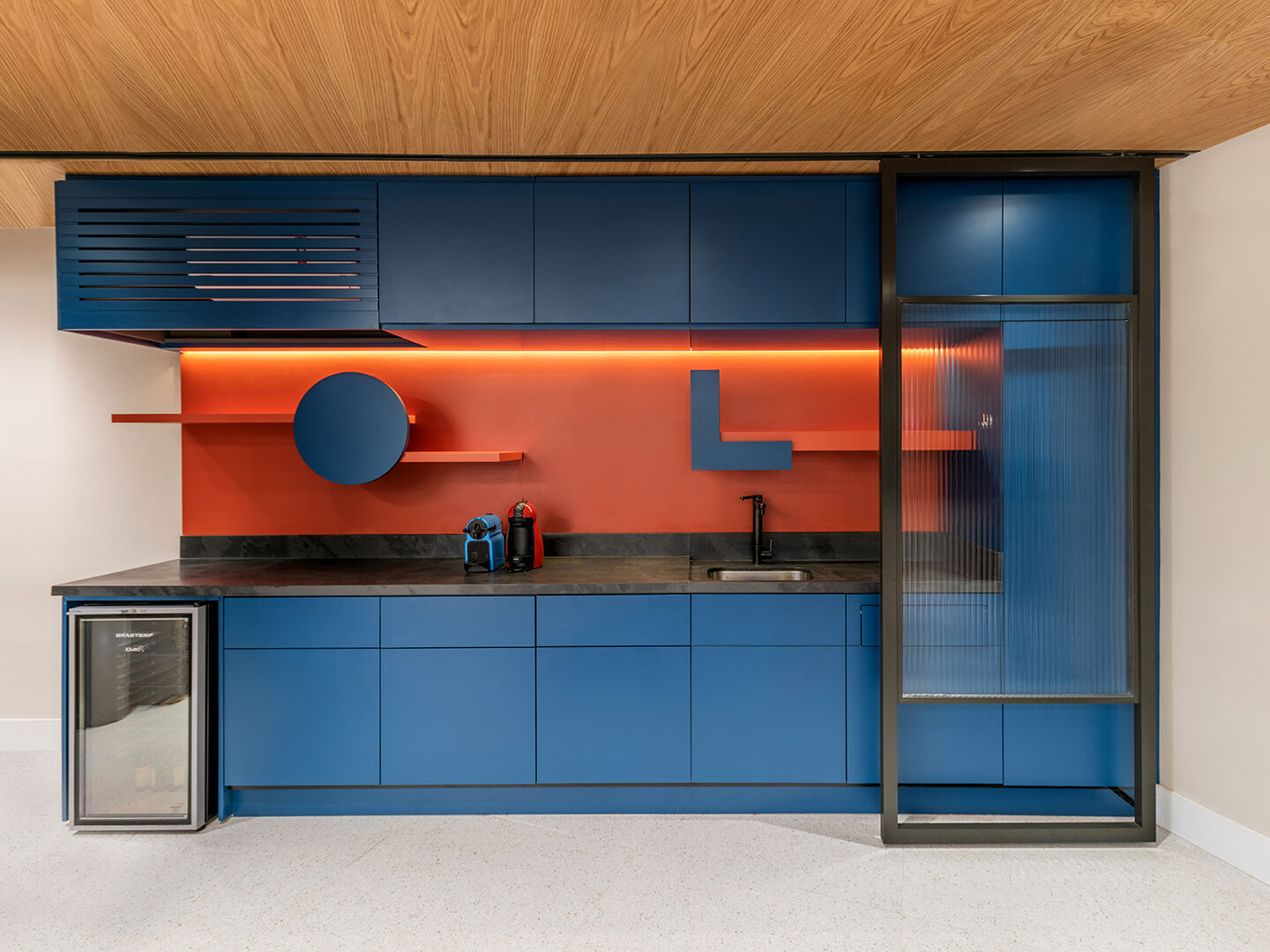 現(xiàn)代簡約類型茶水間裝修設(shè)計效果圖,茶水間裝修設(shè)計效果圖