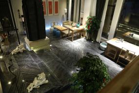 火鍋店門面室內淺色木地板裝修效果圖片