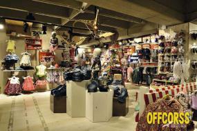 最新童裝店門(mén)面室內(nèi)原木地板裝修效果圖片