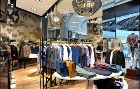 簡(jiǎn)約美式裝修風(fēng)格服裝店貨架效果圖