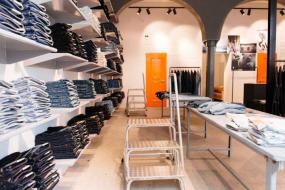 男士服裝店室內(nèi)背景墻設計效果圖片