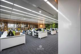 員工辦公室隔斷式辦公桌裝修設(shè)計(jì)圖