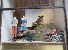 最新服裝店櫥窗裝修設(shè)計圖片
