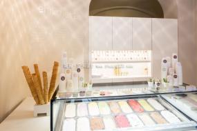 最新冰淇淋加盟店設(shè)計(jì)裝飾效果圖片