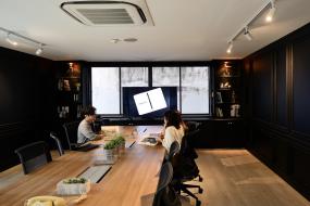 辦公室多層實(shí)木地板設(shè)計(jì)裝潢圖片