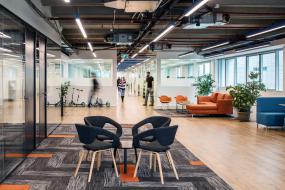 最新辦公室三層復(fù)合實(shí)木地板裝修設(shè)計(jì)效果圖