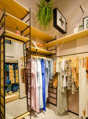 服裝零售店裝修實(shí)物圖片